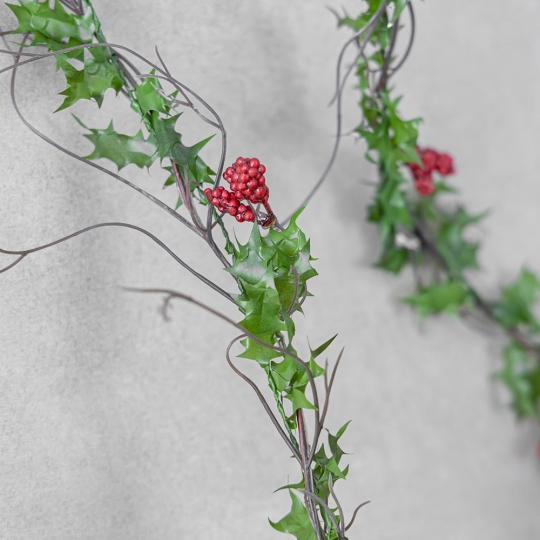 Гирлянда из искусственной зелени Гирлянда из искусственной зелени