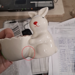 УЦІНКА Підставка під яйце "Милий кролик", біла, 7 см (Напливи кераміки,тріщина,на функціональність підставки не впливає) (00BR-5009-040)