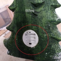 УЦІНКА Велика Статуетка «Дід мороз з ялинкою» Висота 50см (Дефект кераміки,сколик/отвір,не світиться, на деяких немає кришки на відсіку для батарейок) (00BR-005NQ)