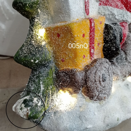 УЦІНКА Велика Статуетка «Дід мороз з ялинкою» Висота 50см (Дефект кераміки,сколик/отвір,не світиться, на деяких немає кришки на відсіку для батарейок) (00BR-005NQ)