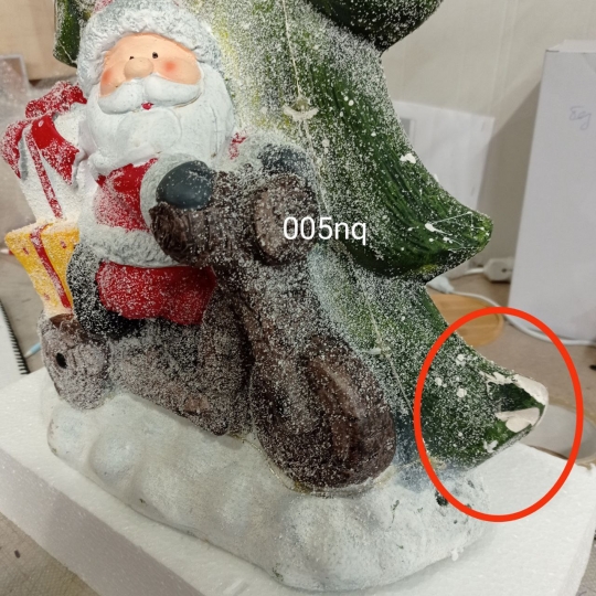 УЦІНКА Велика Статуетка «Дід мороз з ялинкою» Висота 50см (Дефект кераміки,сколик/отвір,не світиться, на деяких немає кришки на відсіку для батарейок) (00BR-005NQ)